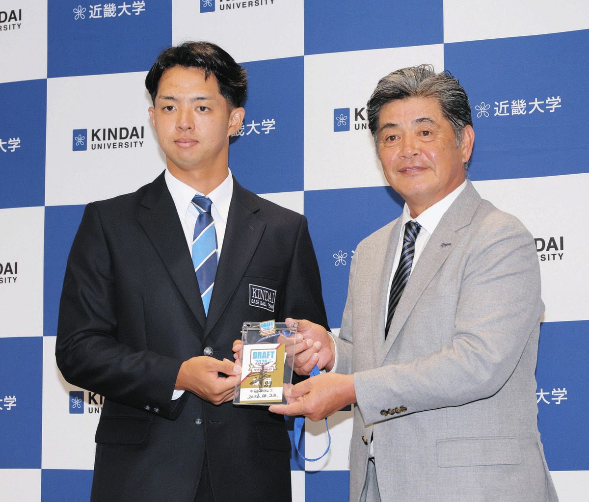 工藤新監督（右）からドラフト指名のあいさつを受けた近大の宮原廉