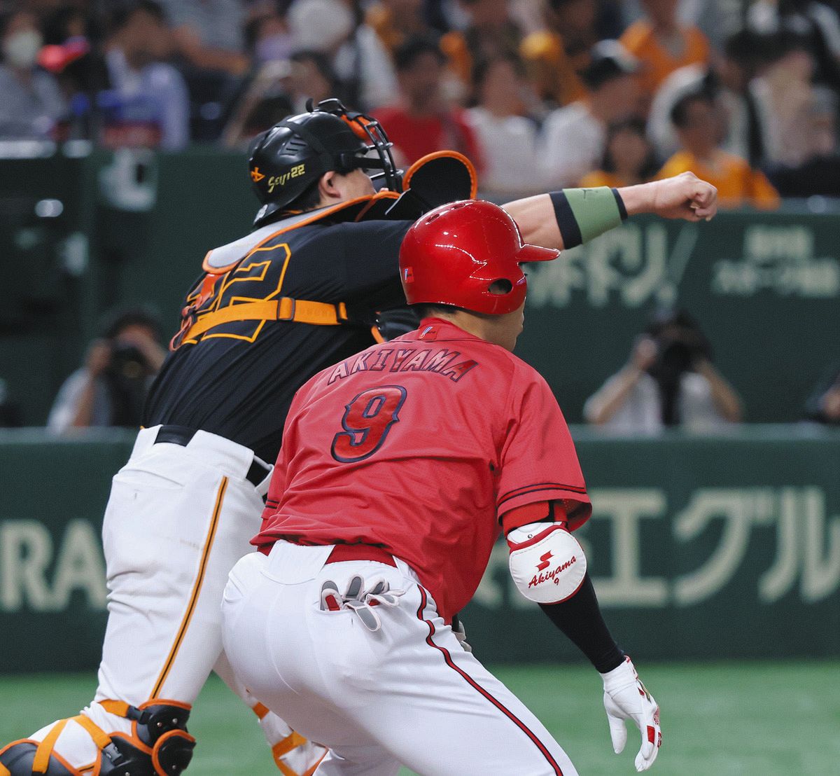 二塁走者がベースから離れて…巨人・小林誠司が矢のような送球！三塁で