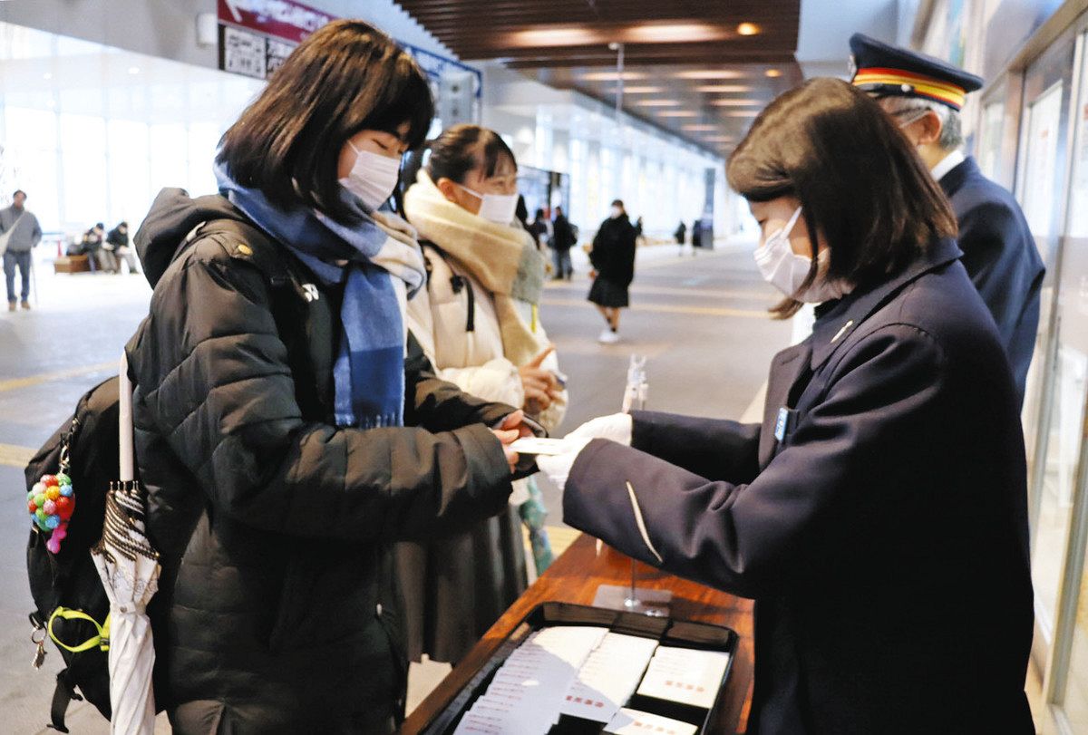 é§…å“¡ã‹ã‚‰ã™ã¹ã‚‰ã‚µãƒ³ãƒ‰ã‚’å—ã‘å–ã‚‹ç”Ÿå¾’ï¼é«˜å²¡é§…ã§