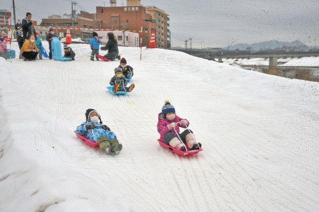 園児らそり遊び楽しむ 福井 足羽川河川敷に雪の滑り台 中日新聞web