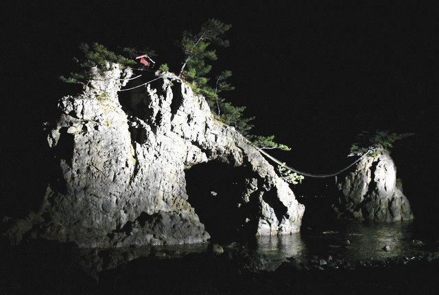 夜の機具岩 放つ存在感 旧福浦灯台とともにライトアップ：北陸中日新聞Web