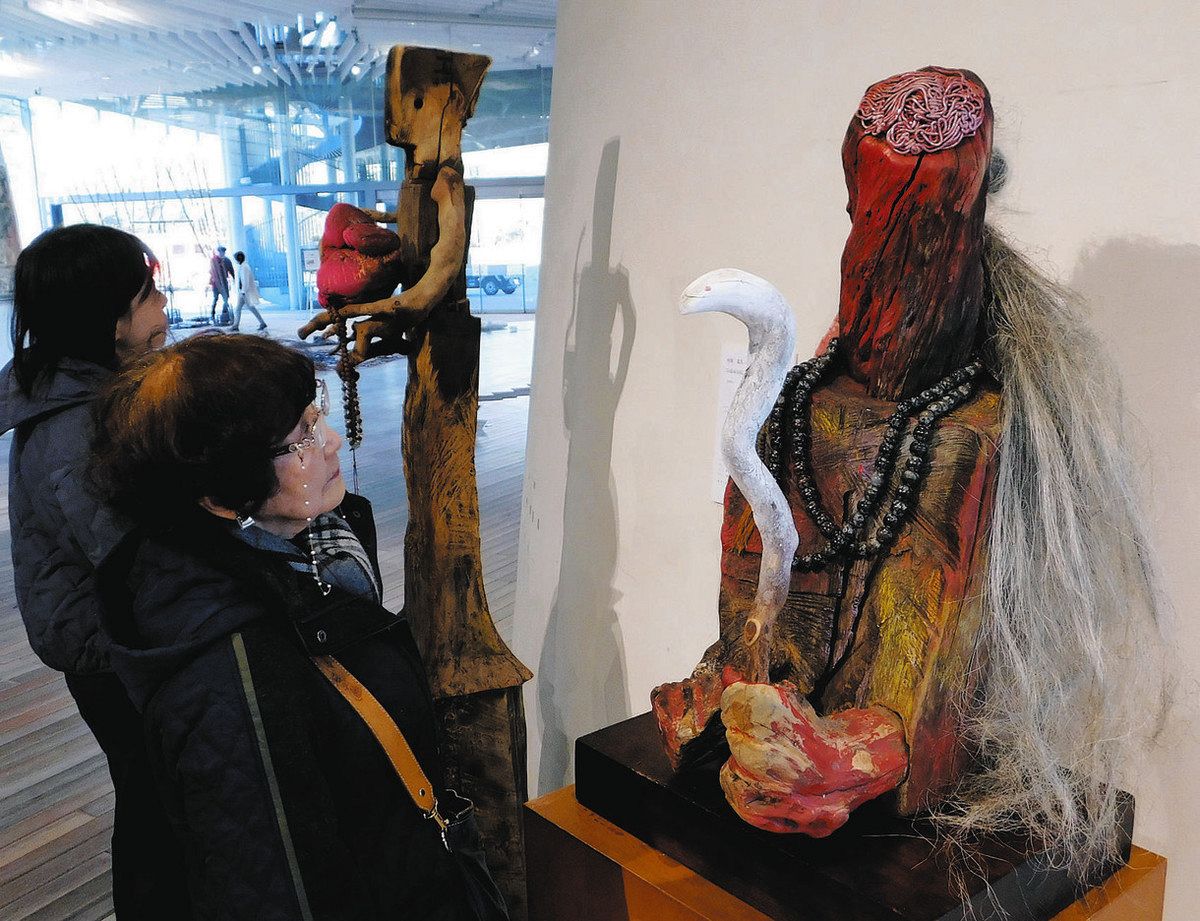 自然と命の尊さ、祈りの彫刻に 東京で現代アート展：中日新聞Web