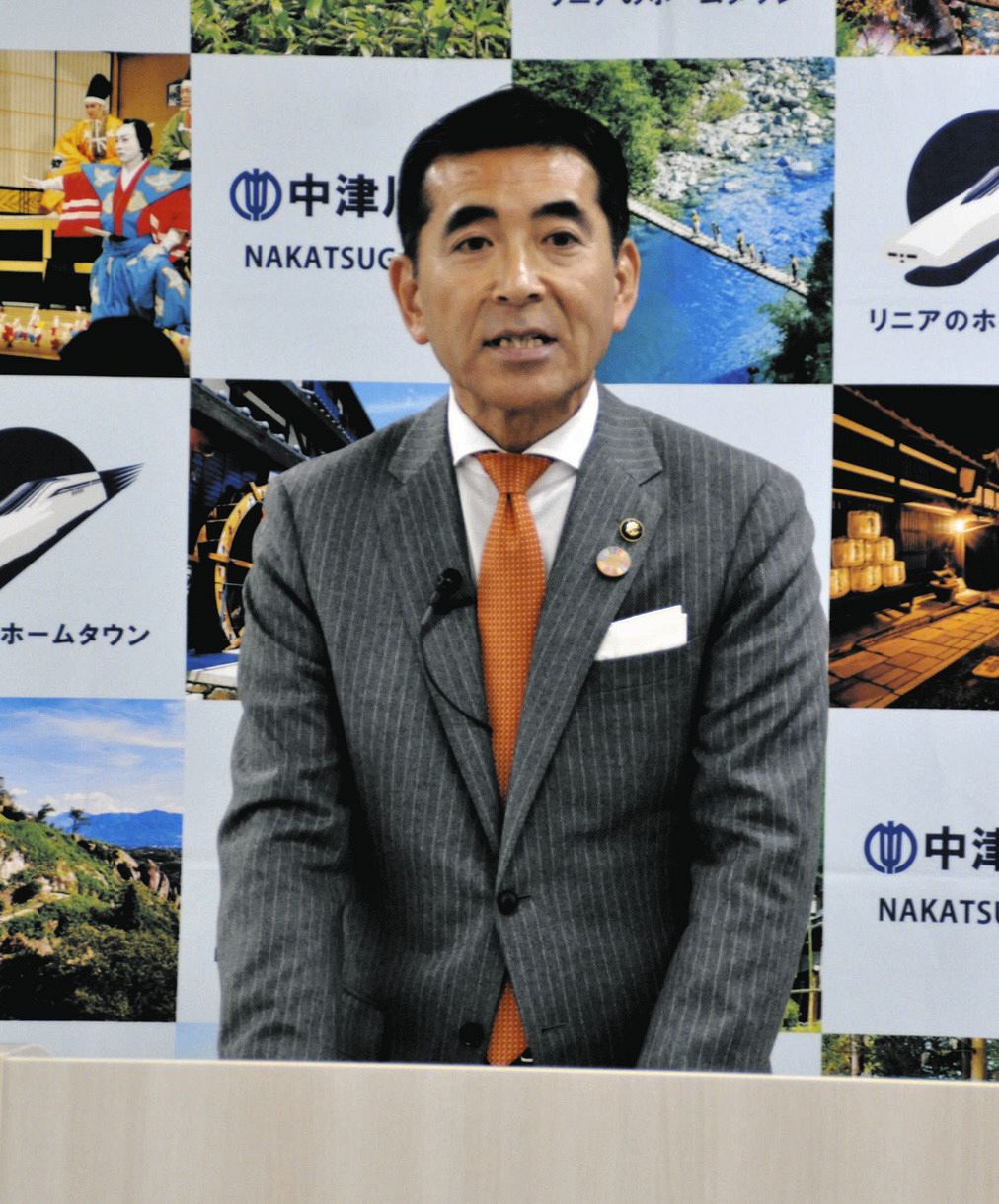仕事納めと仕事始めの方針を語る小栗市長＝中津川市役所