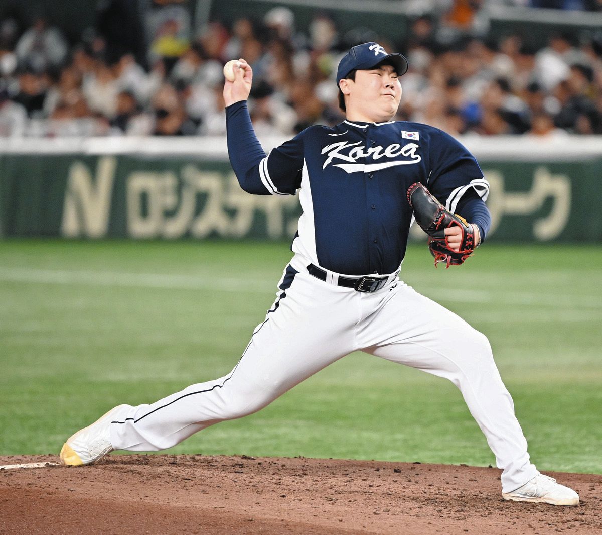 ４回途中に登板した李ロウン