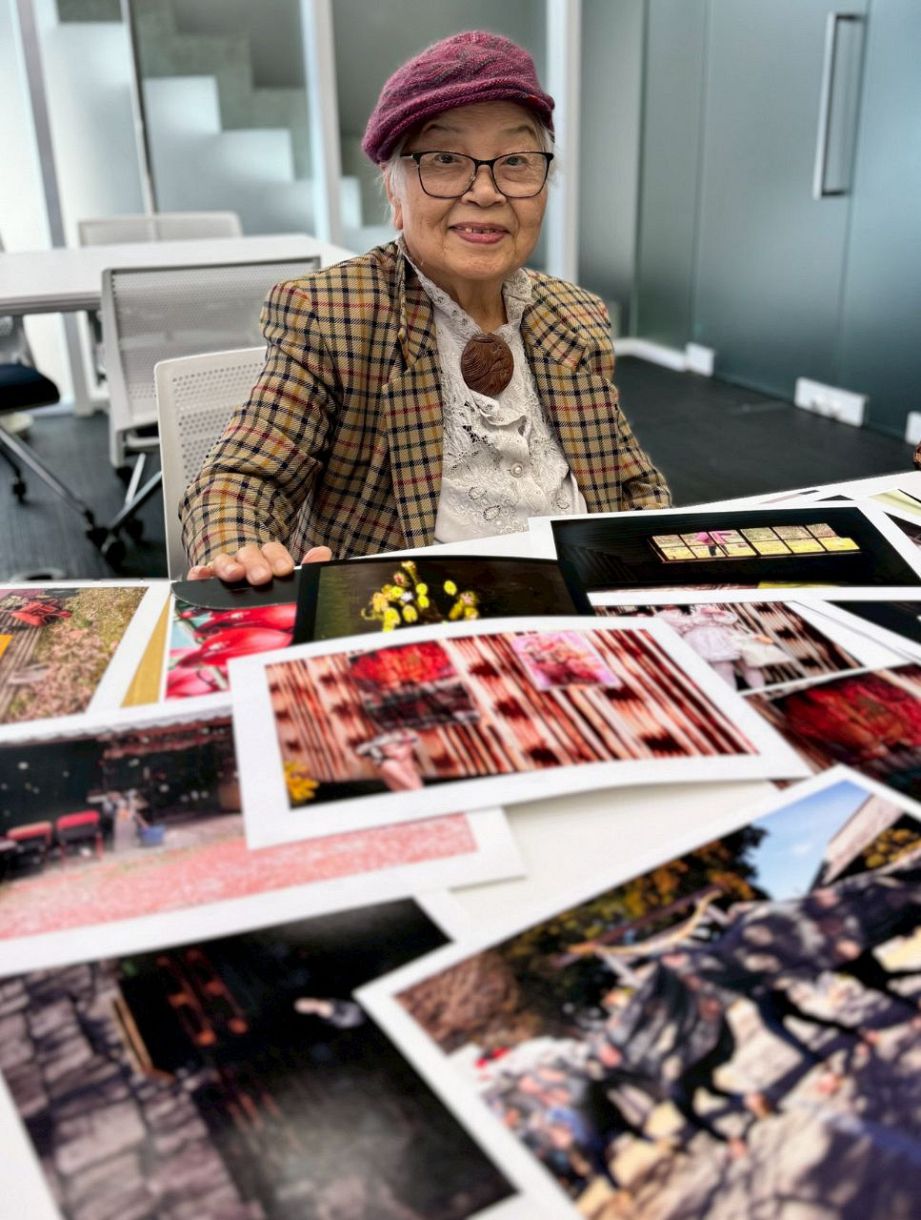 自身で撮影した作品を見ながら、写真への思いを語る沢田静子さん＝津市の中日新聞三重総局で