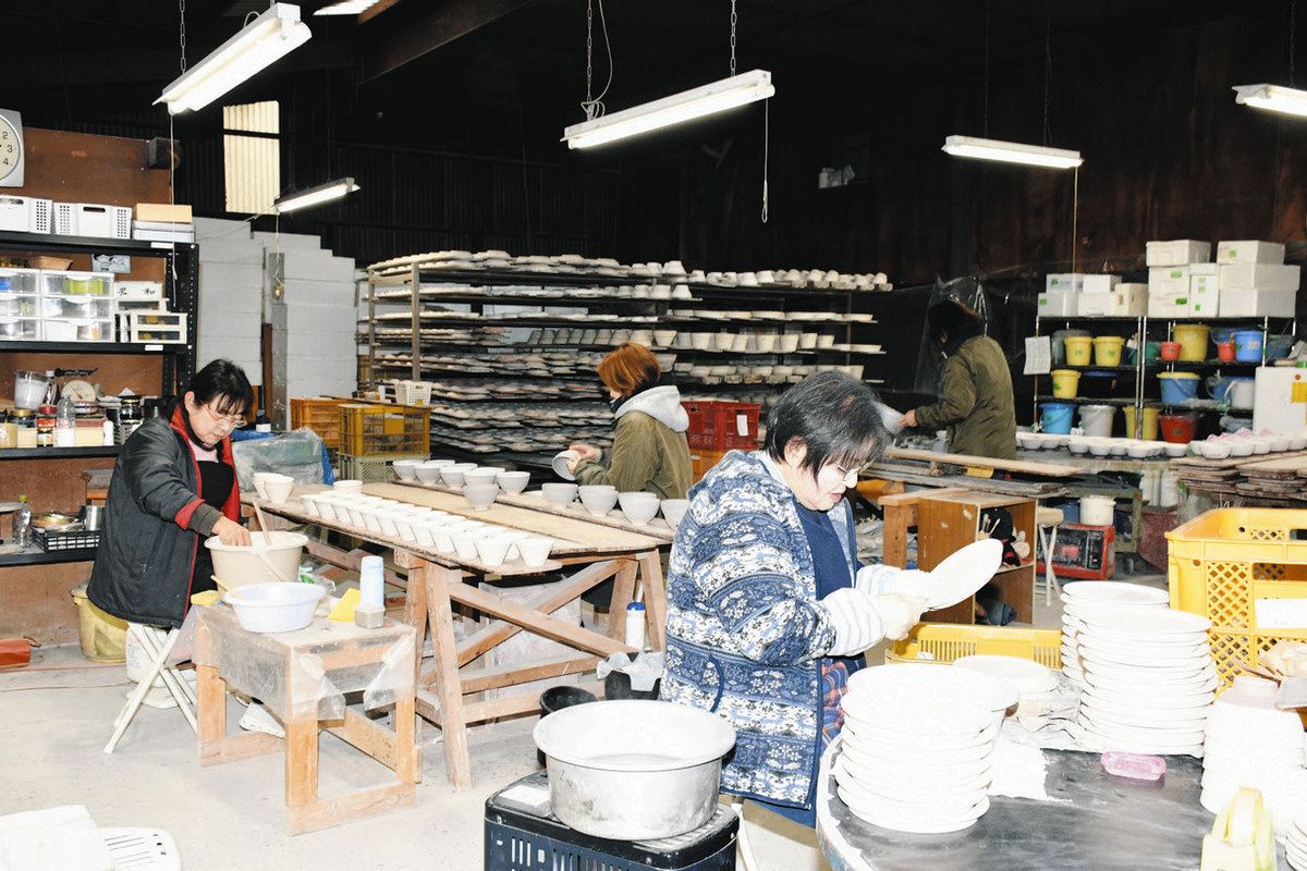 女性社員が多く働く伸光窯＝土岐市泉町定林寺で
