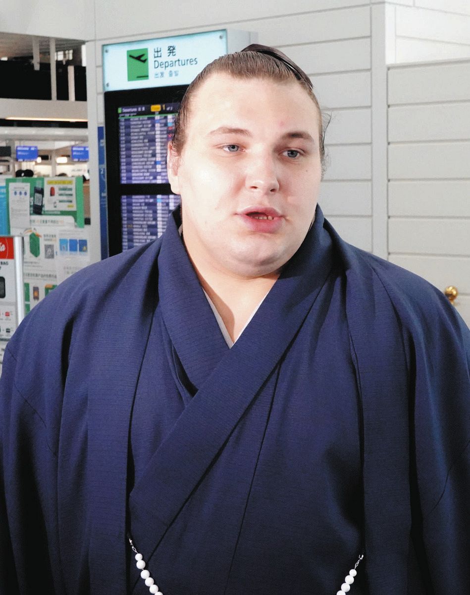 安青錦、パリ公演で新化粧まわしお披露目 「紫色」使用で関脇陥落の