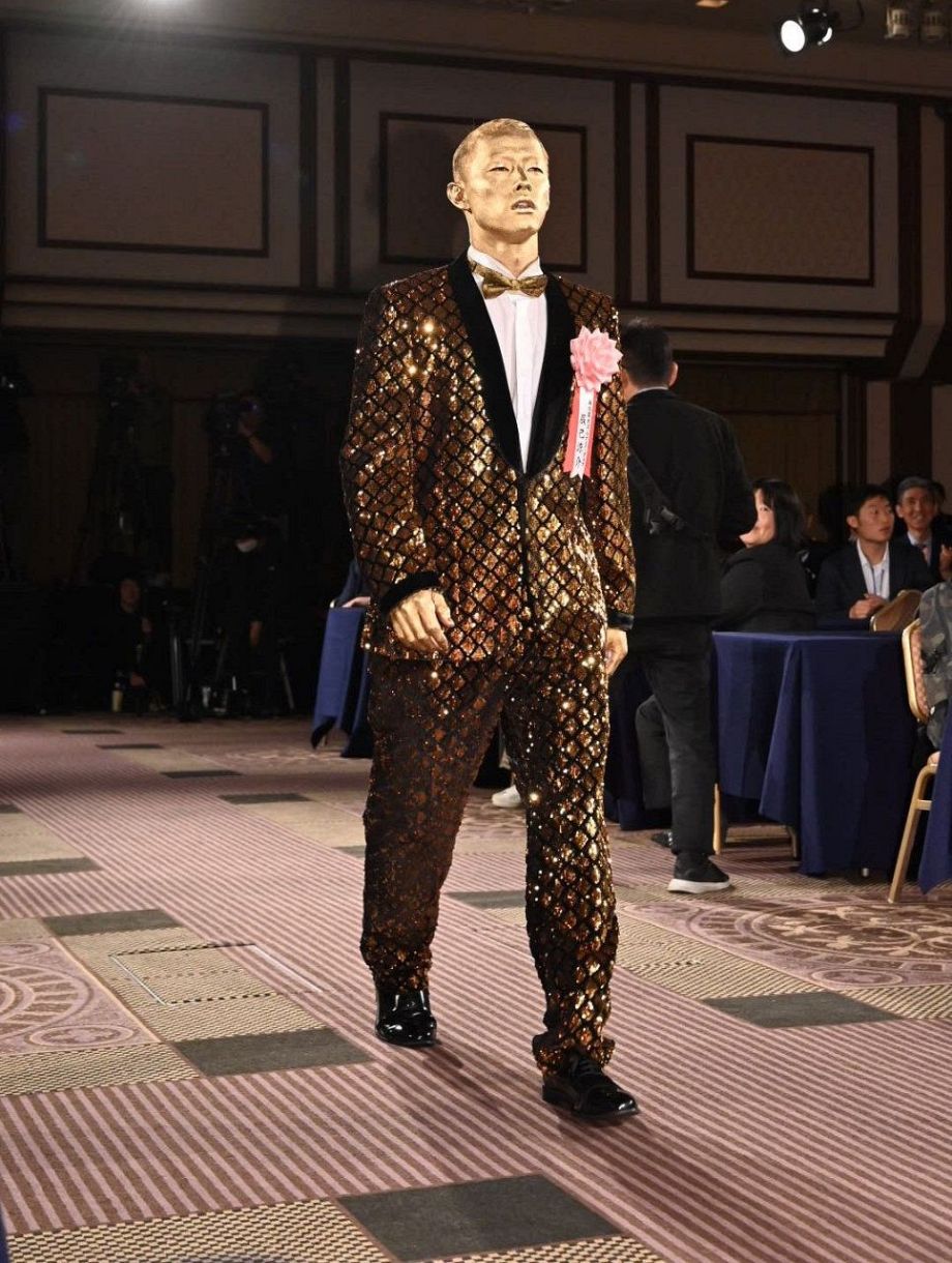 全身ゴールドの楽天・辰己涼介、「三井ゴールデン・グラブ賞です