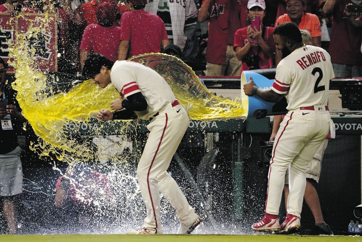 【写真】ノーノー逃すも15勝目を挙げ『手荒い祝福』を受ける大谷翔平:中日スポーツ・東京中日スポーツ