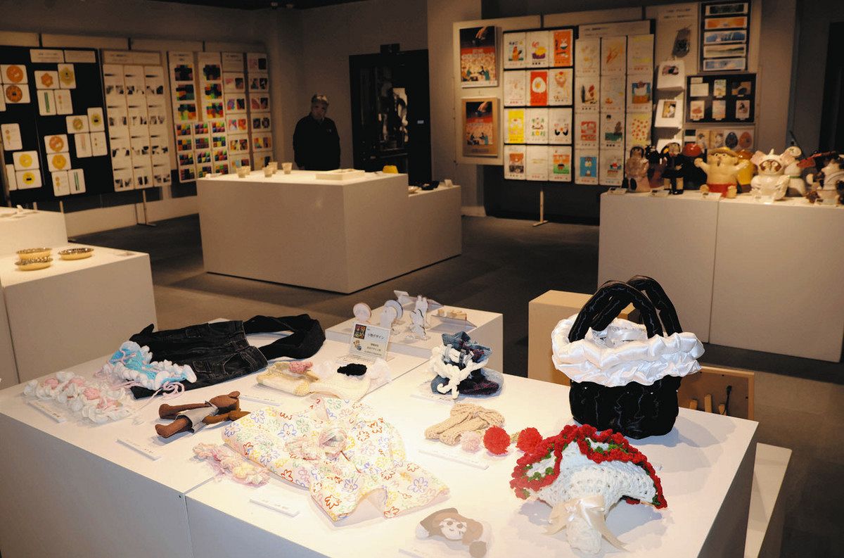 信楽高生の力作楽しんで 17日まで、甲賀で平面や立体作品353点並ぶ：中