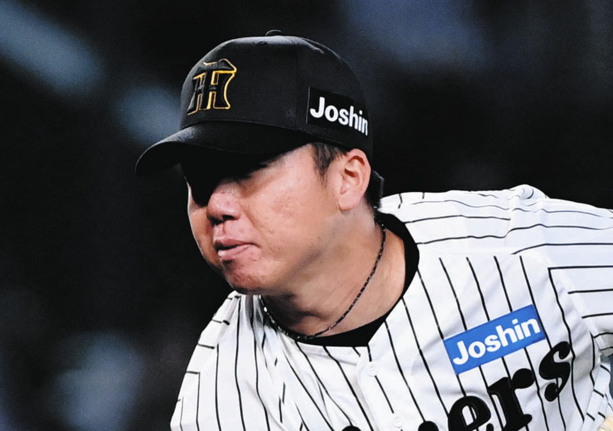 甲子園で珍シーン…阪神・村上のワンバウンド投球が、捕手坂本の防具と