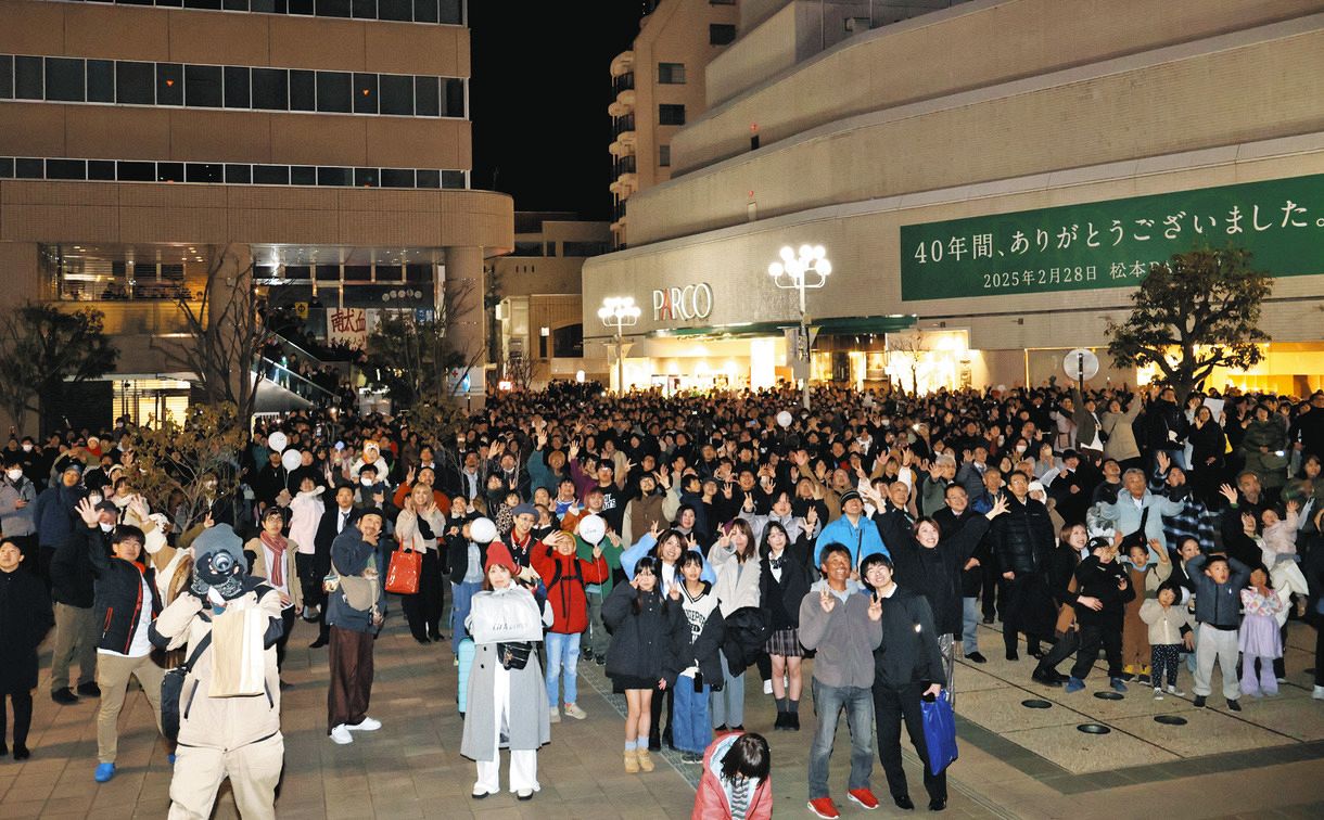 閉店セレモニーに駆けつけ白鳥さんの撮影に応じた来店客ら＝いずれも松本市中央１の松本パルコで