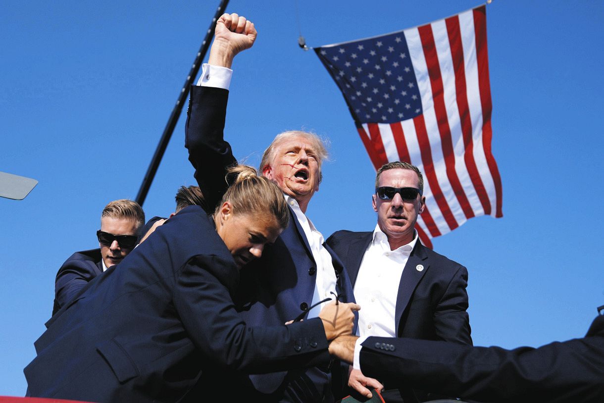 流血のトランプ前大統領、星条旗をバックに拳を上げる【写真】：中日スポーツ・東京中日スポーツ