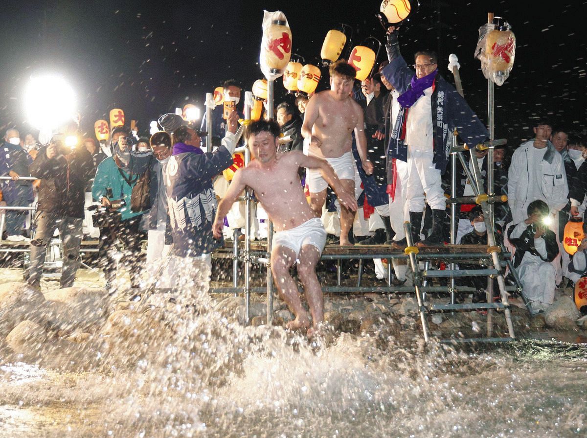 子供　裸　外 尾鷲「ヤーヤ祭り」全裸やめても熱気は変わらず 「垢離掻き」4年ぶり復活：中日新聞Web