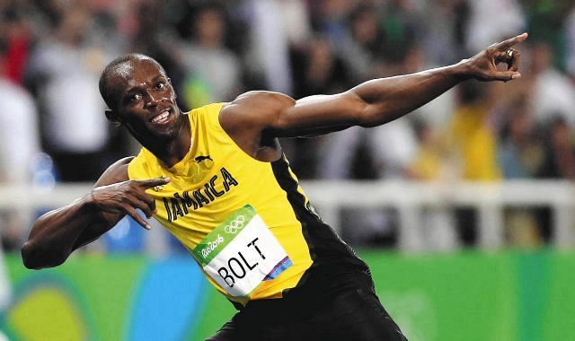 男子200メートルで金メダルを獲得し、ポーズを決めるジャマイカのウサイン・ボルト＝2016年8月18日、リオデジャネイロで