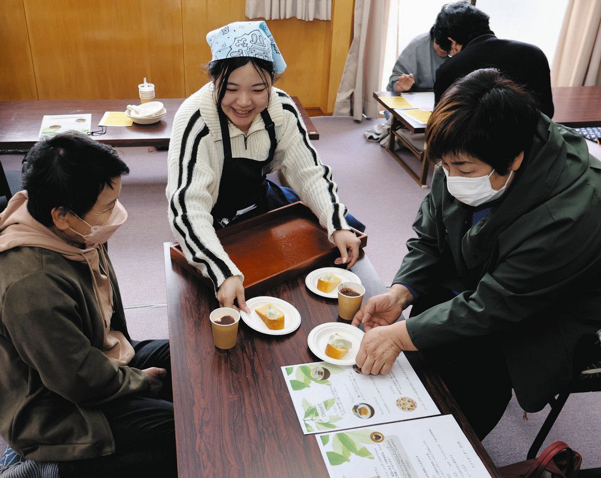 料理を提供する学生ら＝瑞浪市釜戸町で