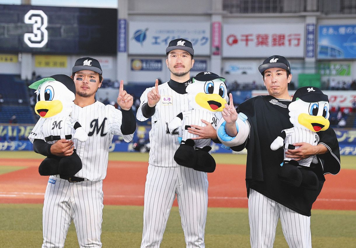 試合後、ポーズを決める（左から）田村、石川、益田