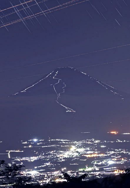 富士山 ５ 山小屋の光 フル稼働も あと数日 中日新聞しずおかweb