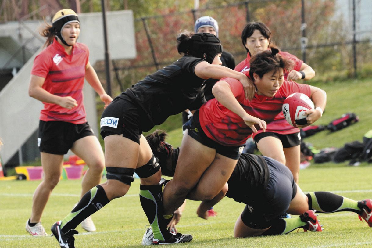 女子日本代表強化合宿の練習試合でトライを決める永田虹歩