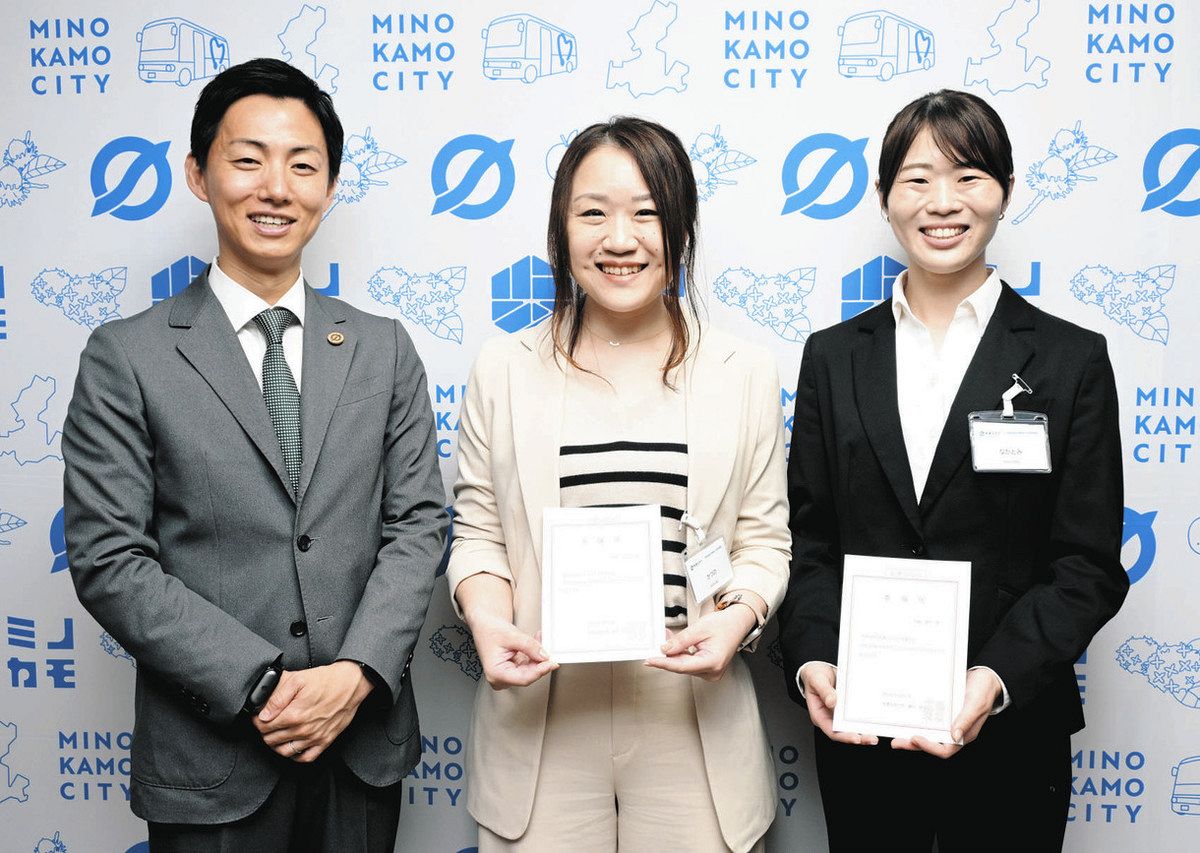 勝野さんと永富さんに委嘱状 「地域活性化起業人」で美濃加茂市に派遣