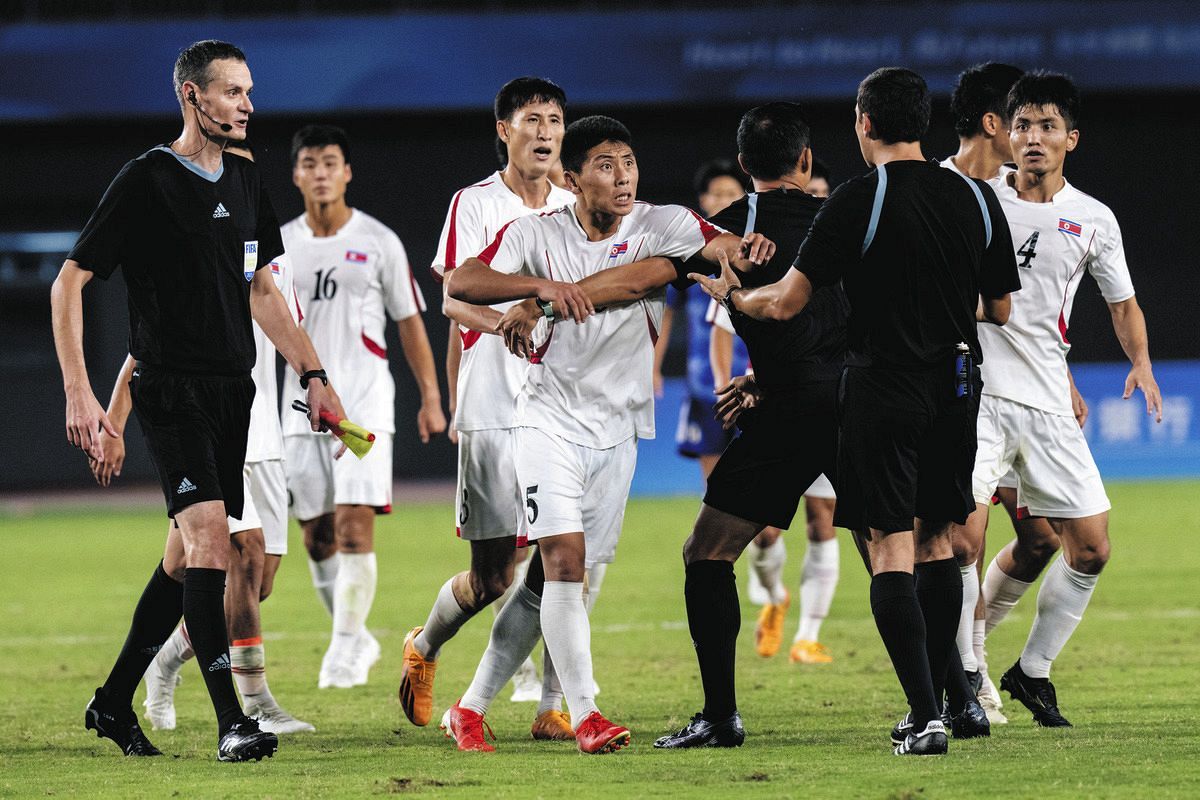 『暴挙』サッカー北朝鮮に非難集中、同情の声も「イエローで済んでるのおかしい」「生きるか死ぬかで余裕ないんだろう」：中日スポーツ・東京中日スポーツ