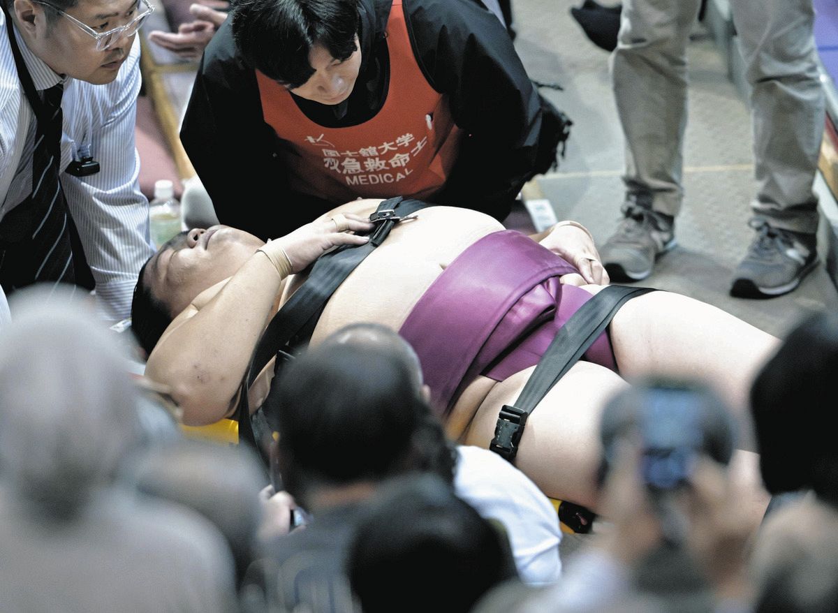 御嶽海、土俵下で左肩と左腰を強打し休場危機 出羽海親方「朝になればもっと痛くなると思う」精密検査へ:中日スポーツ・東京中日スポーツ