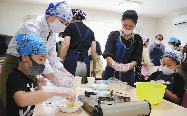 丸山順子さん（中央右）から発酵食品を使った料理を教わる親子＝金沢市平和町で 