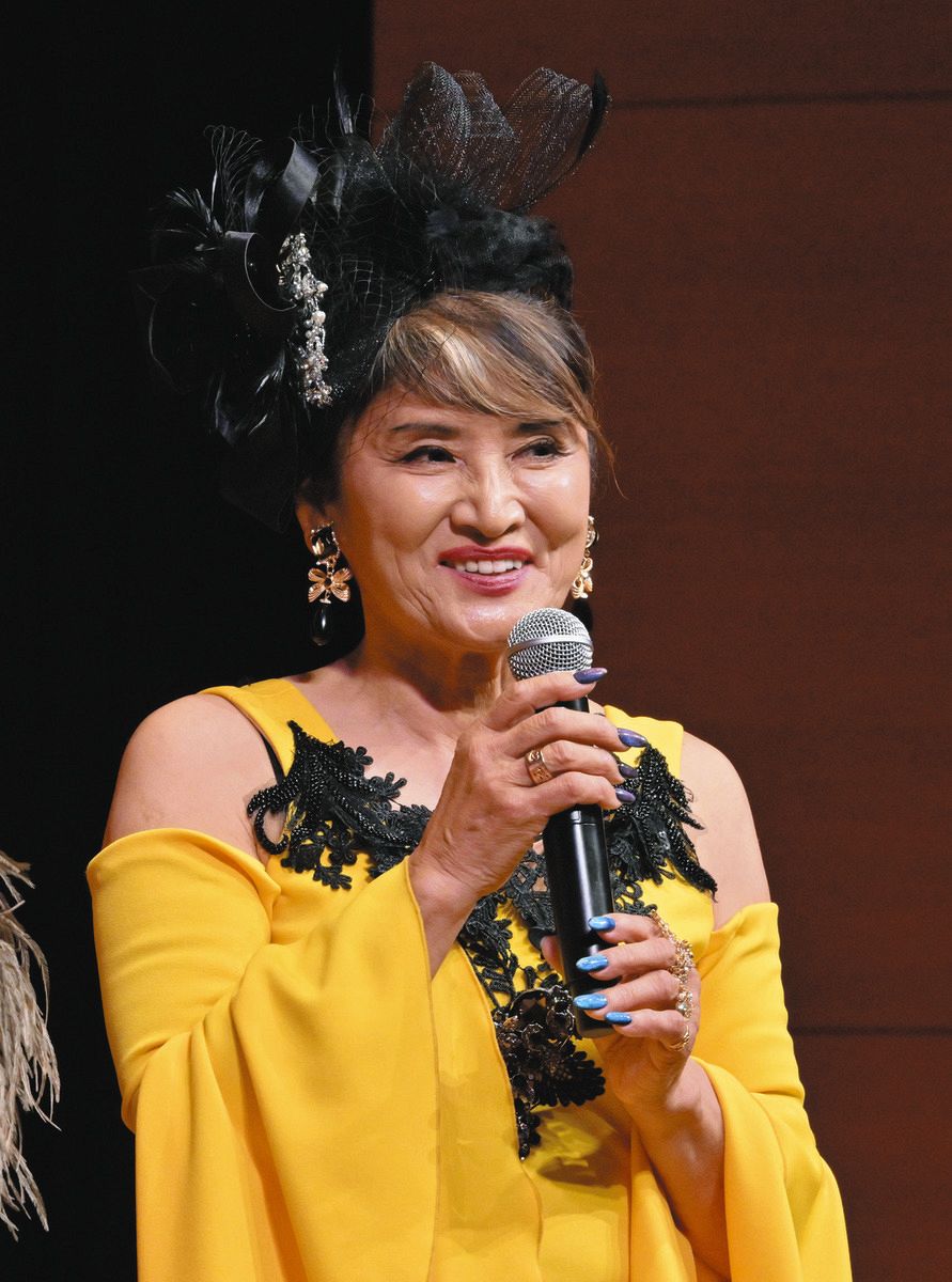 志穂美悦子さん、芸名『鬼無里まり』でシャンソン歌手デビュー 客席 
