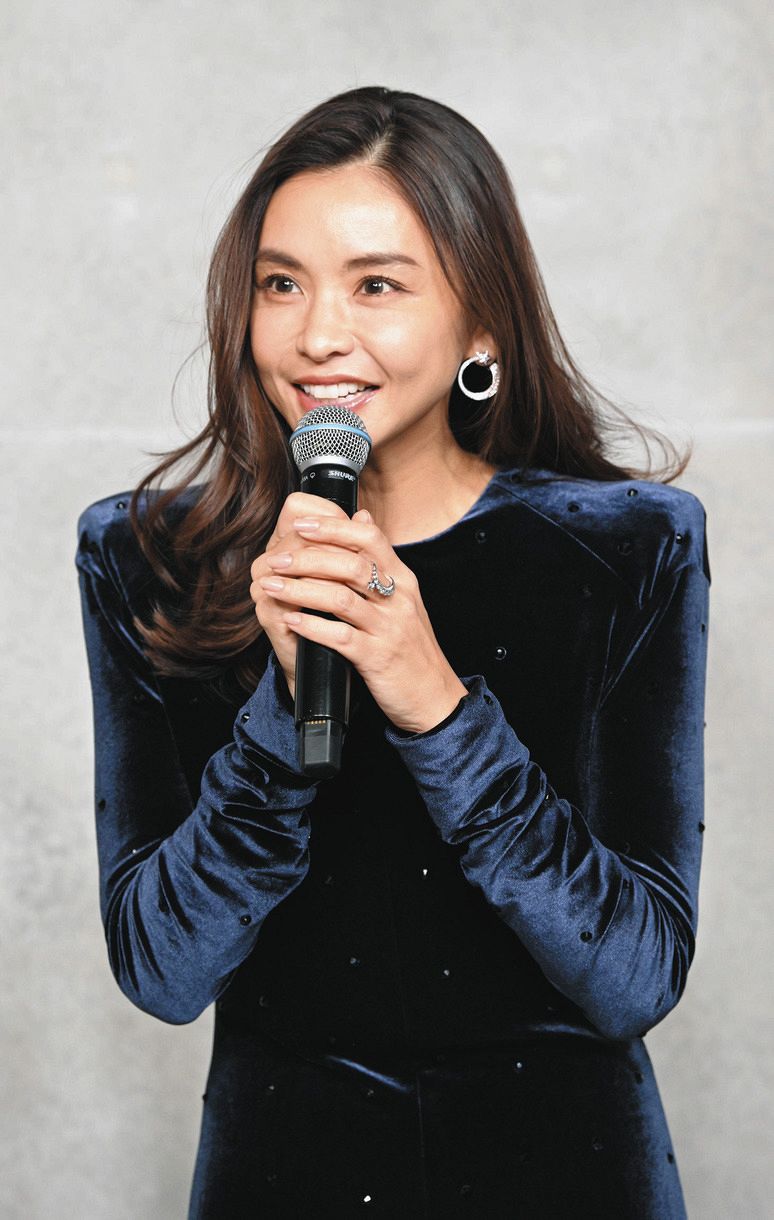 3児の母・滝沢眞規子がカラコン初プロデュース新商品発表会に登場