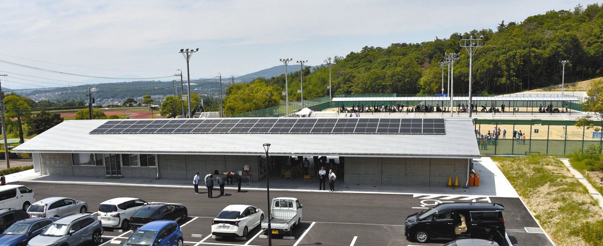 管理棟（手前）が新設されるなど、リニューアルされたＴＹＫスポーツパーク多治見＝多治見市星ケ台で
