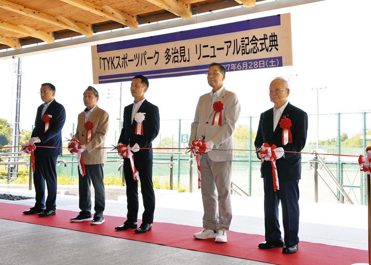 テープカットに臨む高木市長（中）や牛込会長（右端）ら＝多治見市星ケ台で