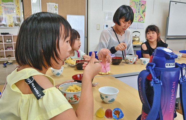 子ども食堂で、昼食を食べる親子連れ＝名古屋市中区で 