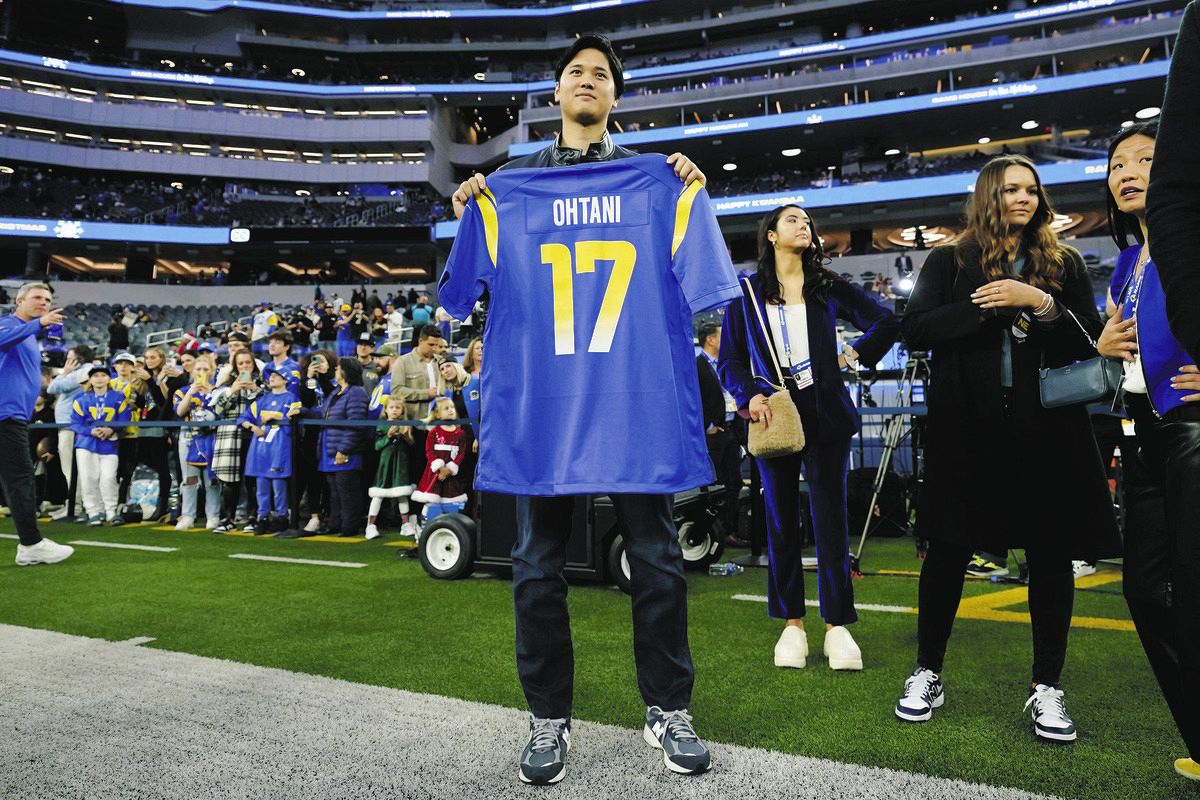 大谷翔平がNFLスタジアムに登場 ラムズ「17」番ユニのプレゼント
