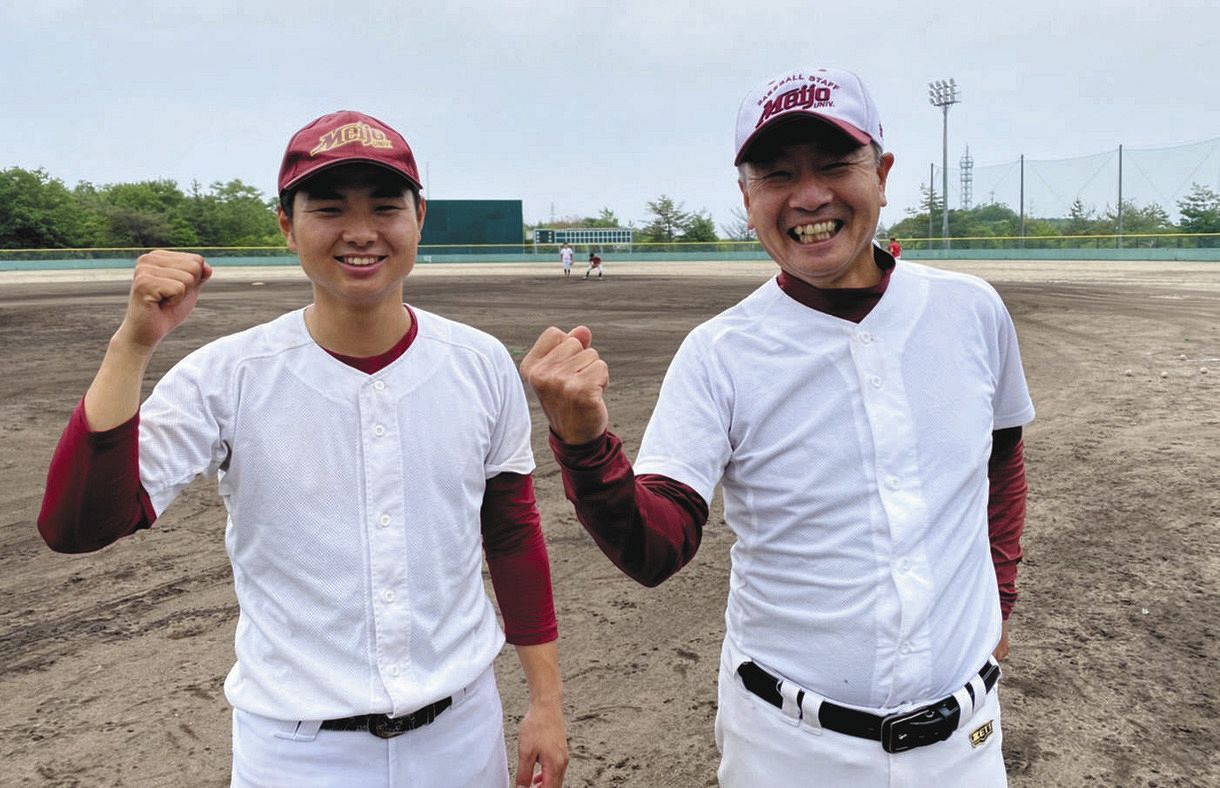 4季ぶり、11度目の優勝を決め喜ぶ名城大の安江均監督（右）と主将の飯田隆志内野手
