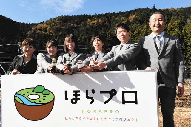 たれとドレッシングを披露する（右から）景山さん、澤村さん、宮西さん、田谷さん、古田さん、金山さん＝関市洞戸市場で