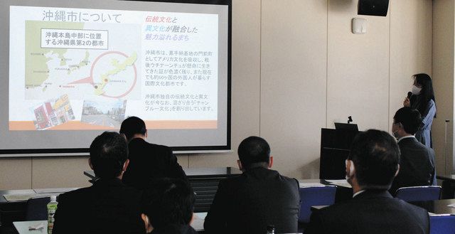 平和学習体験プログラムを提案する沖縄県側の担当者（右奥）＝長野市で