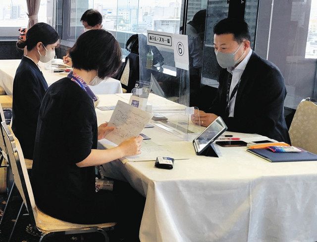 沖縄県内の旅行会社の担当者（手前）と長野県内の観光事業者の商談会＝那覇市で（長野県提供）