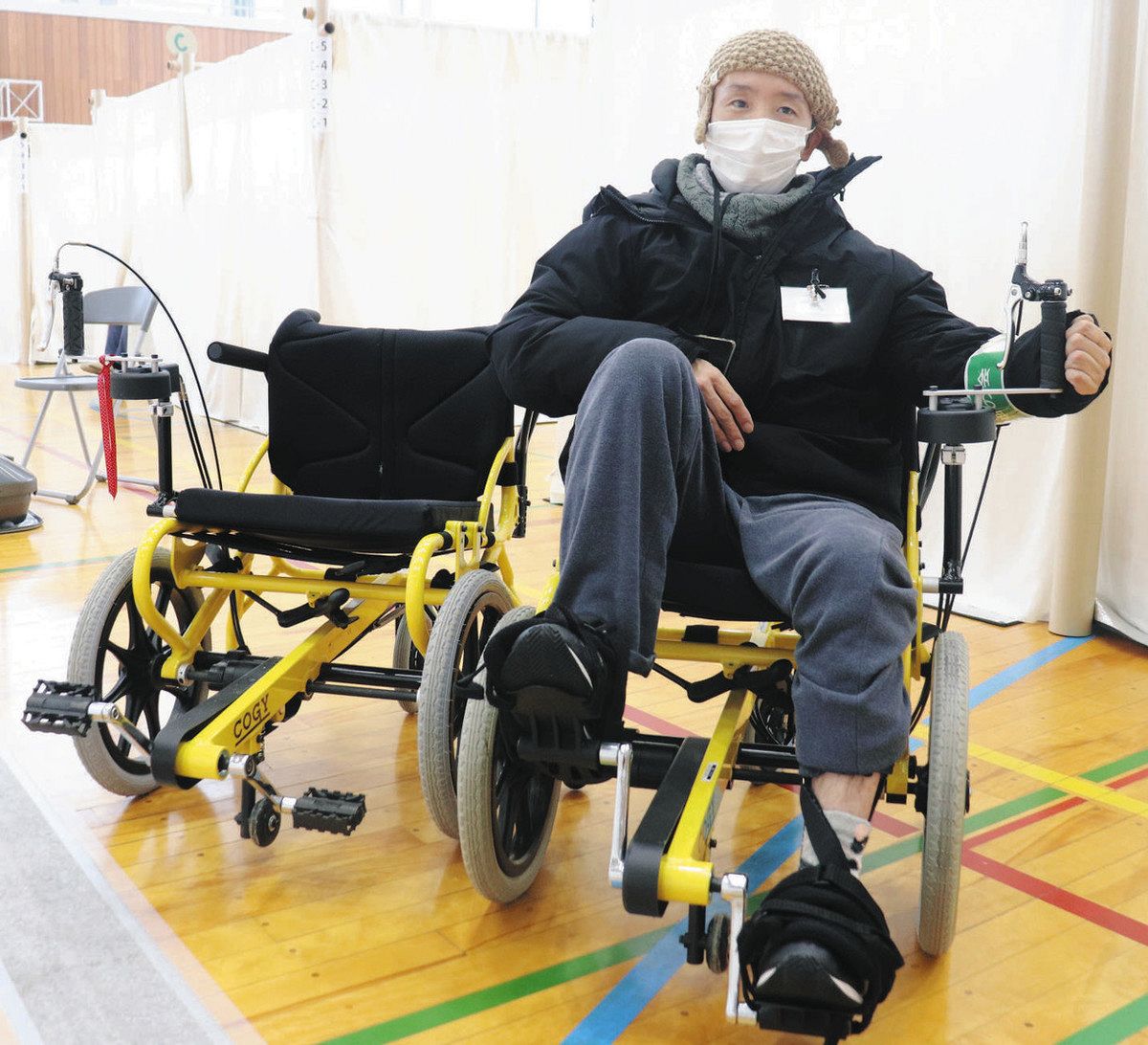 避難生活の健康 足こぎ車いすで 金沢の体育館でNPO「畑の会 避難生活の健康 足こぎ車いすで 金沢の体育館でNPO「畑の会