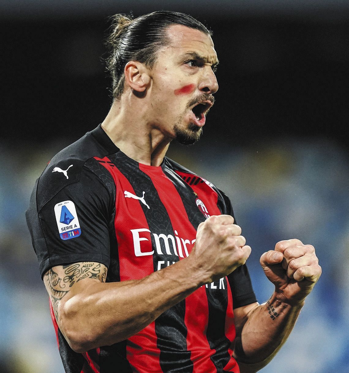 サッカー元スウェーデン代表の伝説的FW、フェラーリ2台にそびえ立つ