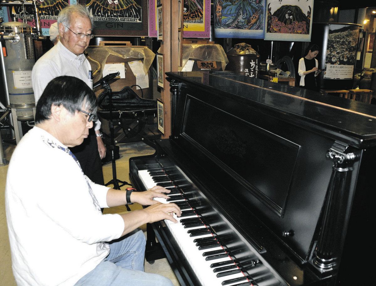 田口さん（左手前）の演奏で寄贈したピアノの音を確かめる原さん＝中津川市千旦林のちこり村で
