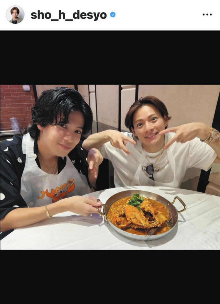 ◇平野紫耀、おちゃめなカニポーズ「アレルギーは大丈夫？」【写真