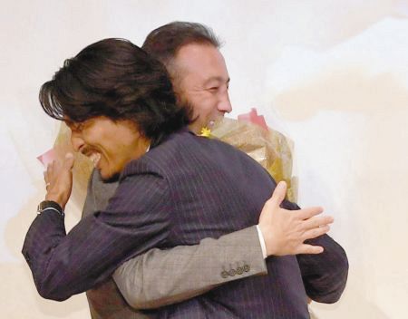 引退会見に駆けつけた中澤佑二氏（右）と抱き合う田中マルクス闘莉王