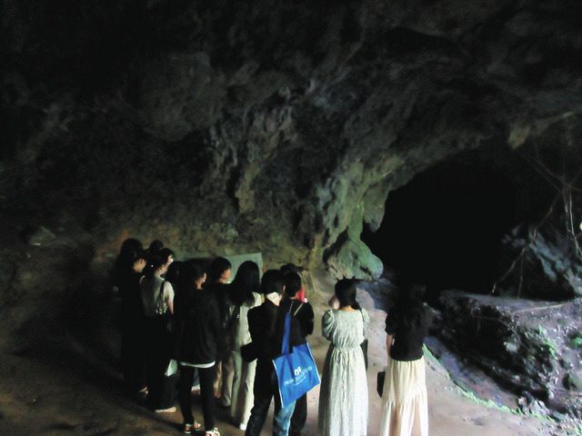シムクガマを見学する学生＝沖縄県読谷村で（椙山女学園大提供）