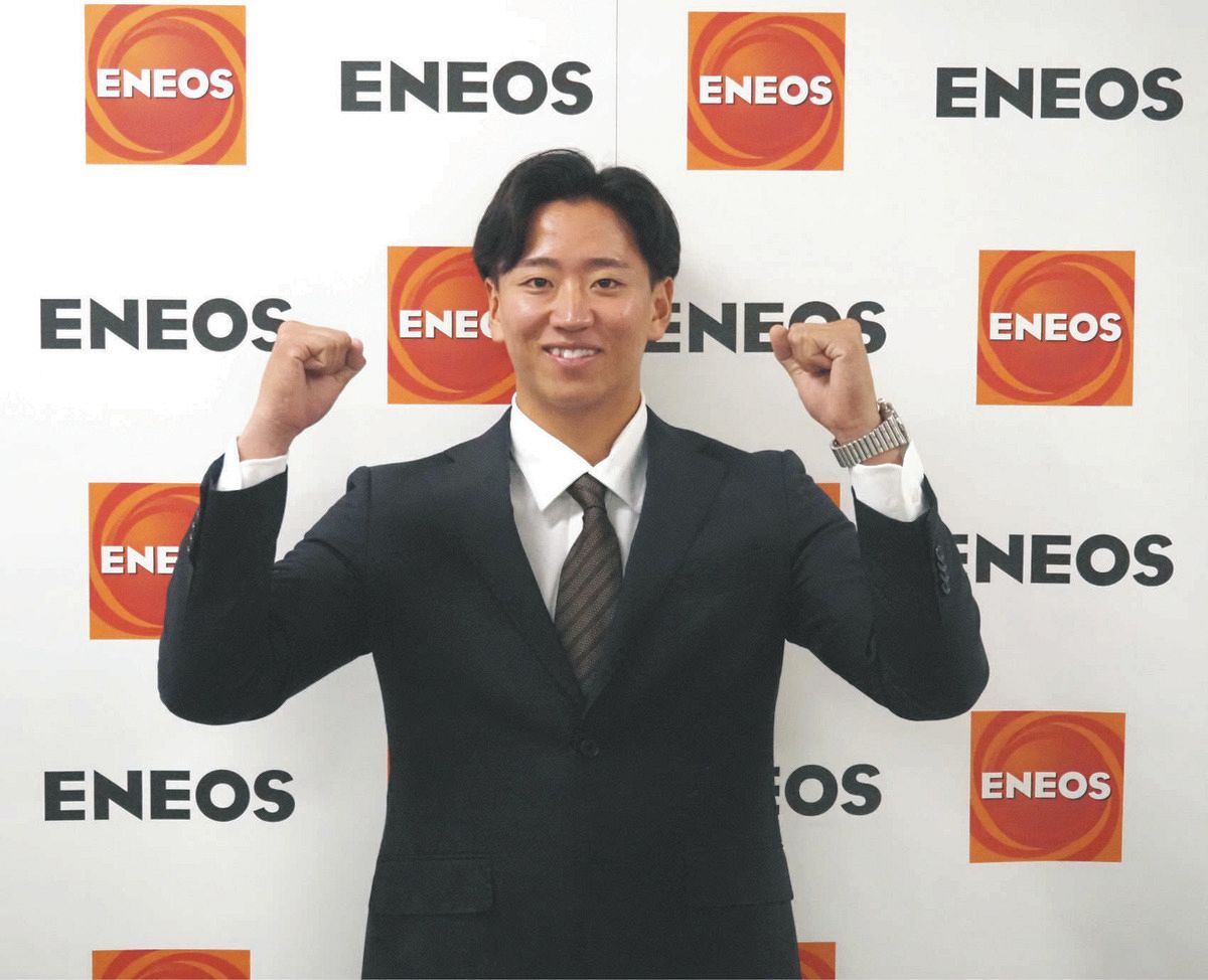 ロッテから３位指名を受け、笑顔でガッツポーズを決める長屋