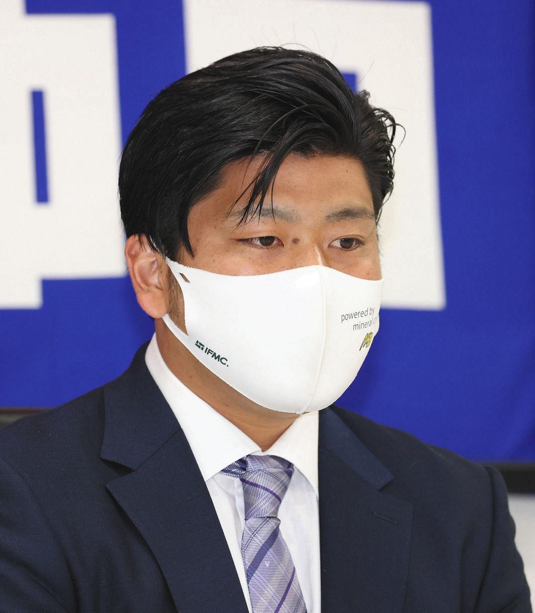 記者の質問に答える福