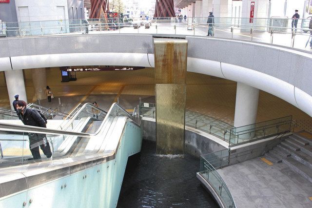 投げ入れられる硬貨が減ったという人工池＝ＪＲ金沢駅前のもてなしドーム地下広場で 