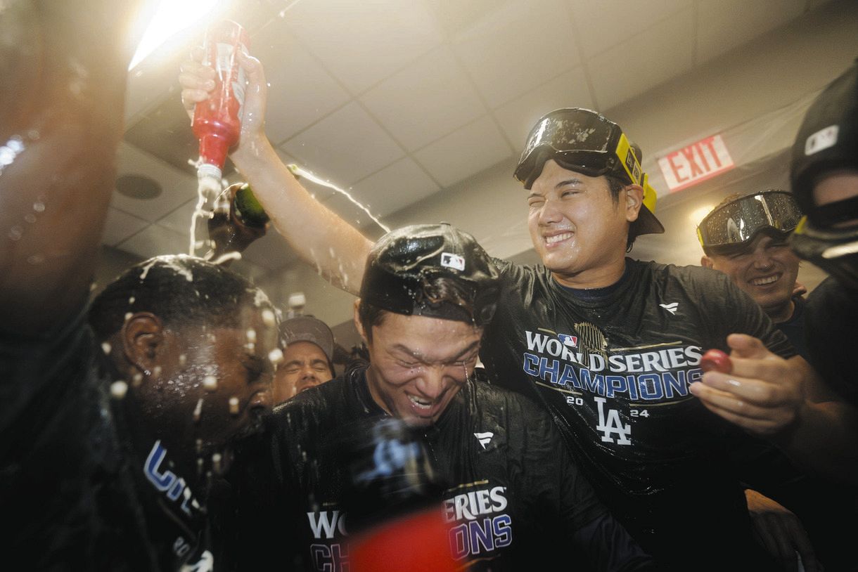 ドジャース1年目で世界一の大谷翔平は10連覇へ本気、歓喜のシャンパン