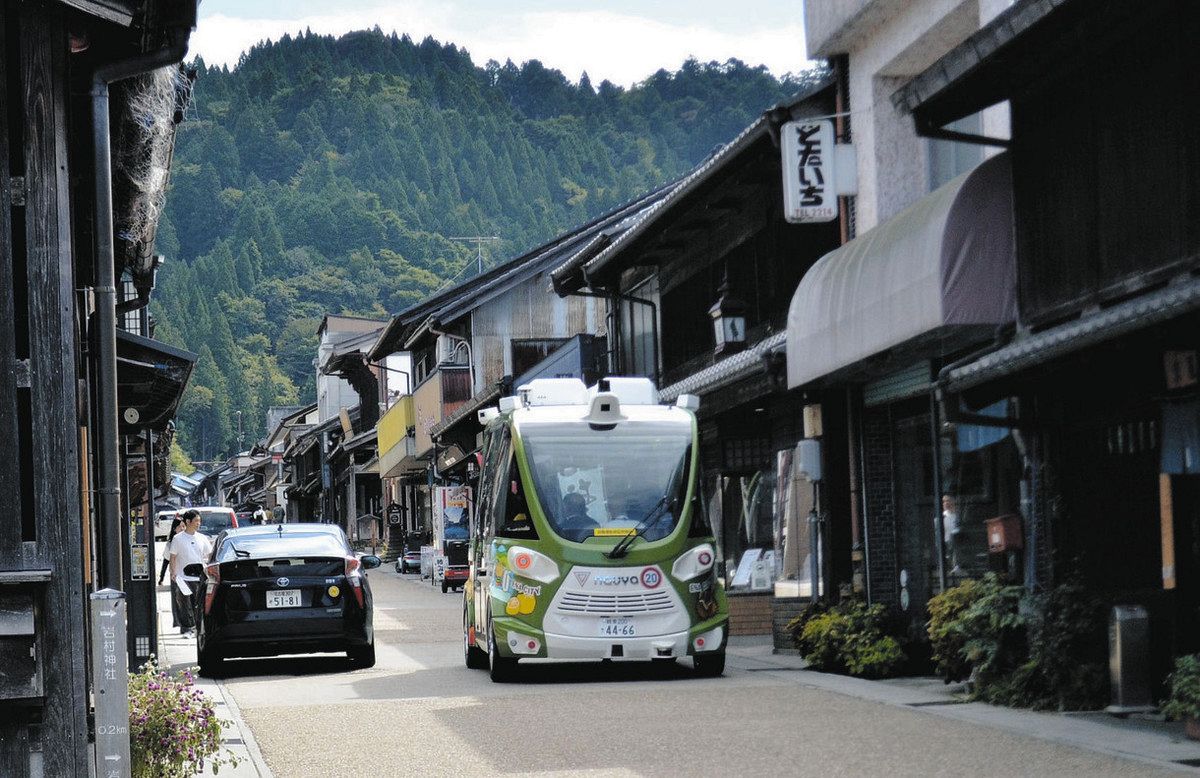 乗客を乗せて岩村町本通りを走る自動運転EVバス＝恵那市岩村町で