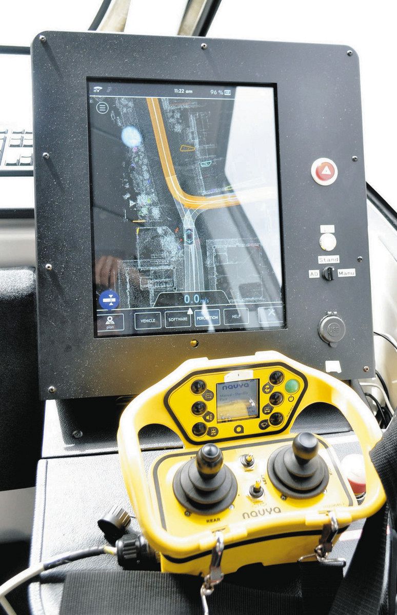バスの運転席に設置されているモニターと操作機＝恵那市岩村町で