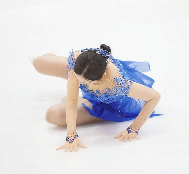 写真 女子フリーで転倒する本田真凜 中日スポーツ 東京中日スポーツ